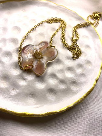 Lanțisor cu flori naturale de mar prinse in rasina. [3]