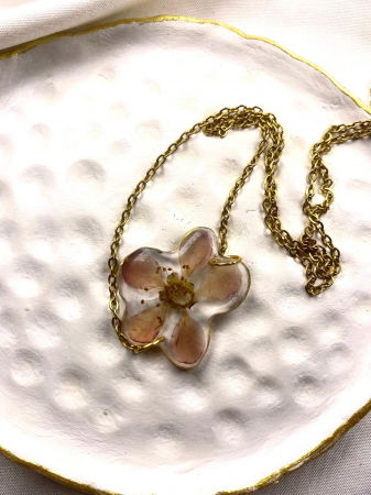 Lanțisor cu flori naturale de mar prinse in rasina. [2]