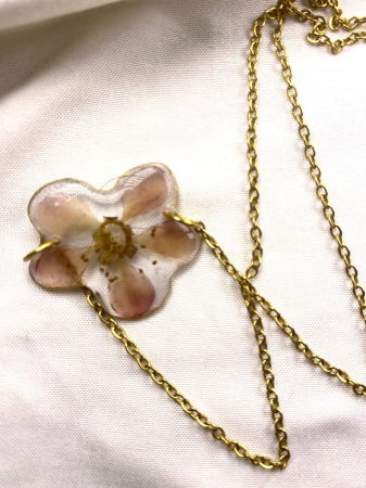 Lanțisor cu flori naturale de mar prinse in rasina.