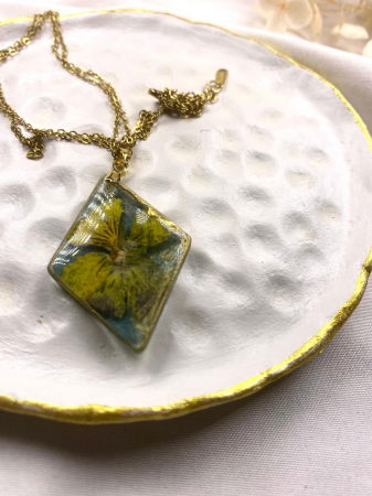 Lanțisor auriu cu panseluta galbena montata in rasina. [2]