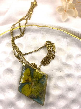 Lanțisor auriu cu panseluta galbena montata in rasina. [1]