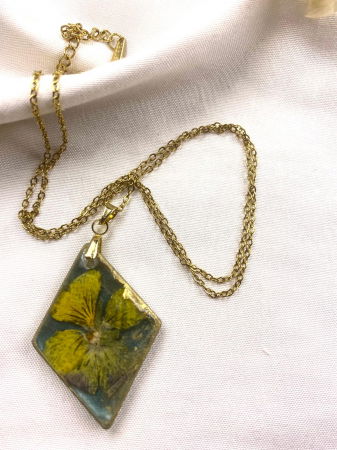 Coliere si lantisoare handmade - Lanțisor auriu cu panseluta galbena montata in rasina.
