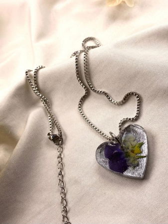 Lanțisor argintiu cu pandativ inimioara. [1]