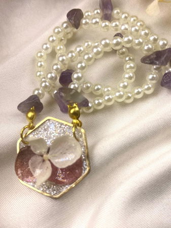 Bijuterii handmade - Colier cu pietre de ametist si floricele de hortensie, naturale, montate in rasina.