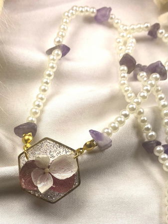 Colier cu pietre de ametist si floricele de hortensie, naturale, montate in rasina. [2]