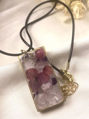 Bijuterii handmade - Lanțisor din snur negru cu pandantiv din rasina cu flori naturale.