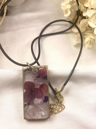 Lanțisor din snur negru cu pandantiv din rasina cu flori naturale. [1]