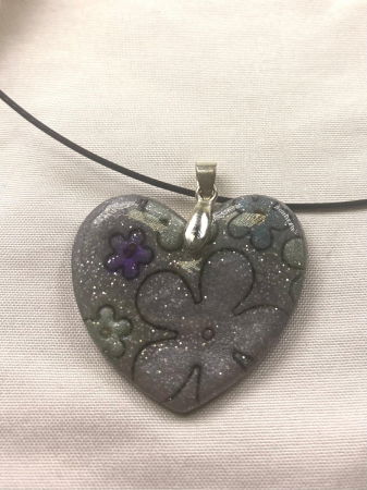 Bijuterii handmade - Lanțisor  cu pandativ in forma de inima, din lut polimeric.