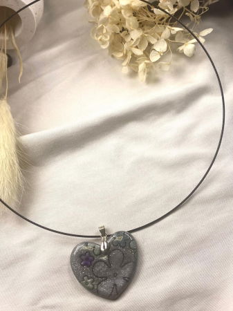 Lanțisor  cu pandativ in forma de inima, din lut polimeric. [1]