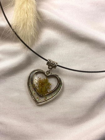 Colier cu pandativ in forma de inima.