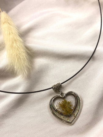 Colier cu pandativ in forma de inima. [2]