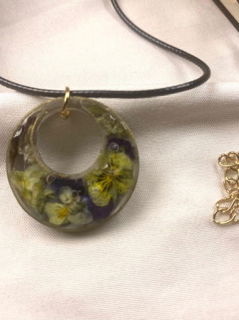 Colier din snur negru cu pandativ din rasina decorat cu minipanselute. [1]