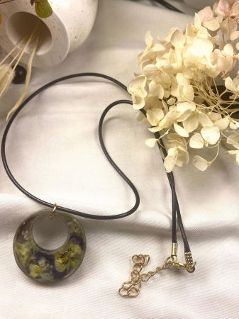 Colier din snur negru cu pandativ din rasina decorat cu minipanselute. [2]