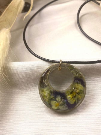 Colier din snur negru cu pandativ din rasina decorat cu minipanselute. [3]