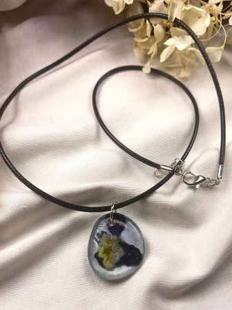 Bijuterii handmade - Colier din snur negru cu pandantiv cu panselute.