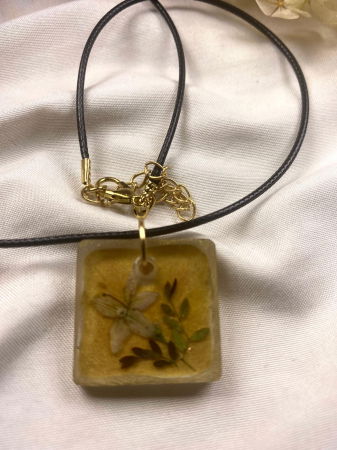 Bijuterii handmade - Colier cu pandantiv patrat din rasina, decorat cu flori naturale.