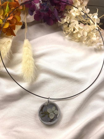 Colier cu pandantiv cu flori de hortensie alba montate in rasina