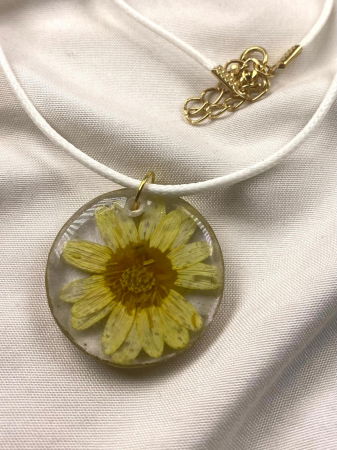 Colier cu flori de galbenele montate in rasina [3]