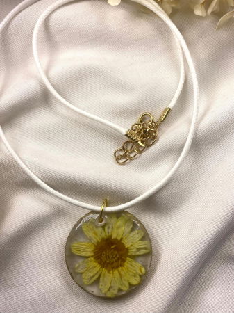 Colier cu flori de galbenele montate in rasina [1]