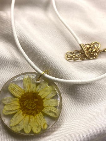 Colier cu flori de galbenele montate in rasina [2]