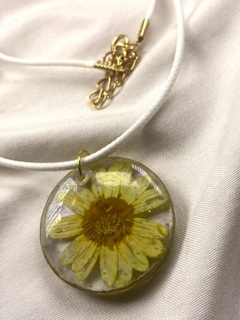 Bijuterii handmade - Colier cu flori de galbenele montate in rasina