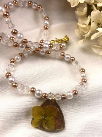 Bijuterii handmade - Colier cu pandativ triunghiular cu floare de hortensie prinsa in rasina.