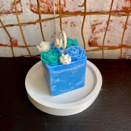 Lumanari - Lumanare  parfumata " cub cu flori ", albastru, plus suport ceramic rotund.