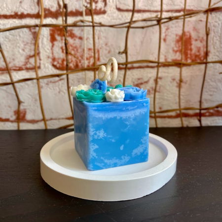 Lumanare  parfumata " cub cu flori ", albastru, plus suport ceramic rotund. [2]