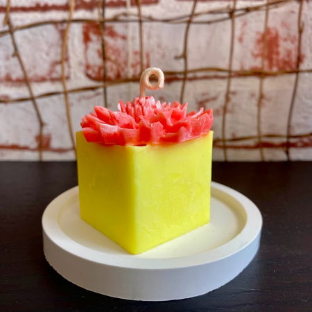 Lumanare  parfumata " cub cu flori " plus suport ceramic rotund. [2]