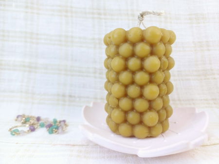 Lumanari din ceara de albine - Lumanare decorativa din ceara naturala de albine plus suport - floare din ceramica.