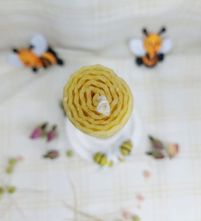 Lumanare cilindrica, rulata, din ceara de albine si suport - sfesnic din ceramica decorat cu albinute. [3]