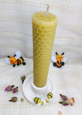 Lumanare cilindrica, rulata, din ceara de albine si suport - sfesnic din ceramica decorat cu albinute. [2]