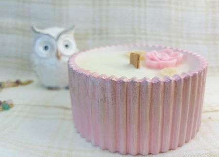 Lumanare din ceara de soia in recipient din ceramica handmade, roz/alb. [1]