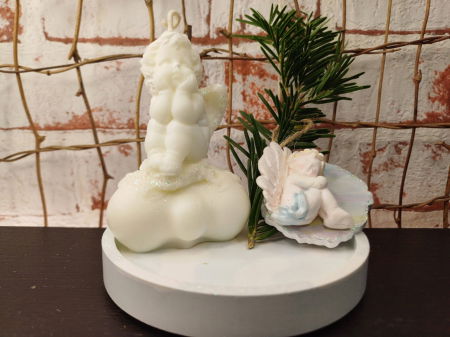 Lumanare "ingeras pe nor " cu farfurioara din ceramica bleu.