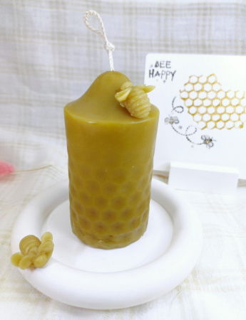 Set decorativ format dintr-o lumanare din ceară de albine si un suport - farfurie rotund din ceramică albă, [5]