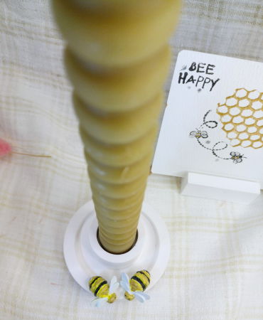 Lumanare cilindrica din ceara de albine si suport - sfesnic din ceramica decorat cu albinute. [1]