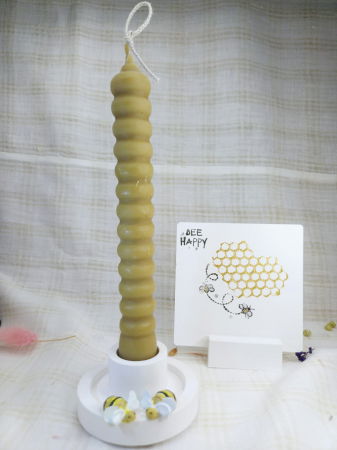 Lumanari din ceara de albine - Lumanare cilindrica din ceara de albine si suport - sfesnic din ceramica decorat cu albinute.