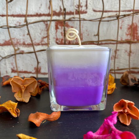 In recipient din sticla - Lumanare parfumata trei culori in pahar de sticla patrat - mov
