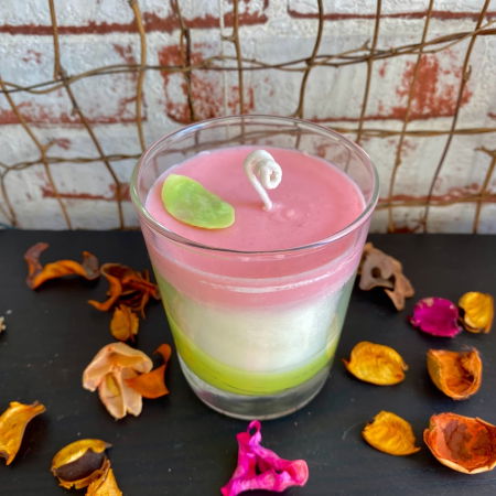 In recipient din sticla - Lumanare parfumata, in 3 culori, in pahar de sticla.