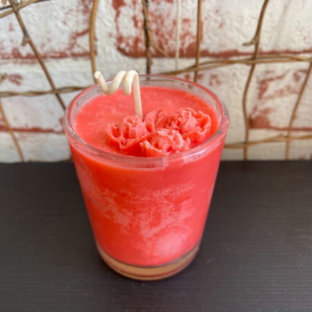 In recipient din sticla - Lumanare parfumata " Buline si flori ", rosie, in pahar de sticla mic.