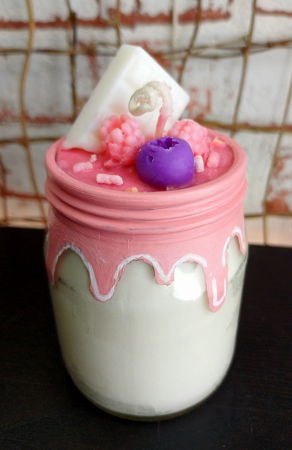 In recipient din sticla - Lumanare parfumata, " Cupcake Roz ", in pahar de sticla vintage.