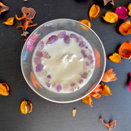 Recipient upcycled - Lumanare parfumata, decorata cu coronita de ametiste, in pahar vintage