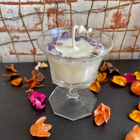 Lumanare parfumata, decorata cu coronita de ametiste, in pahar vintage [1]