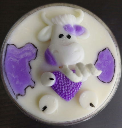 In recipient din sticla - Lumanare parfumata, " Happy Cow ", in pahar de sticla.