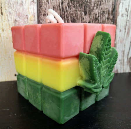 Lumanare parfumata " Rasta  Rubik cub ", in trei culori. [2]