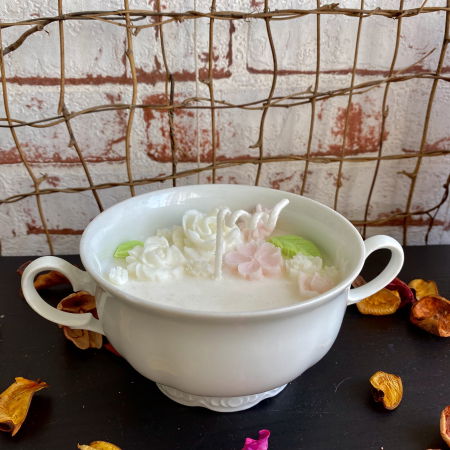 Lumanare parfumata, decorata cu trandafirasi de ceara albi, in recipient vintage.