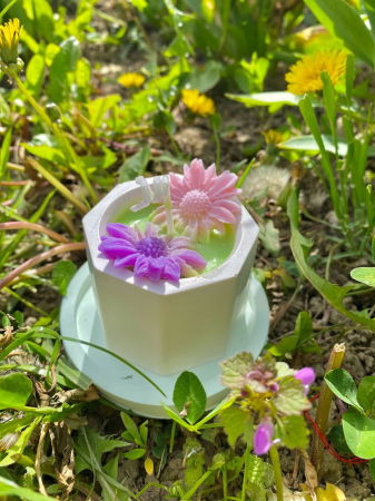 In recipient din ceramica handmade - Lumanare decorativa, parfumata,  in suport ceramic mic.