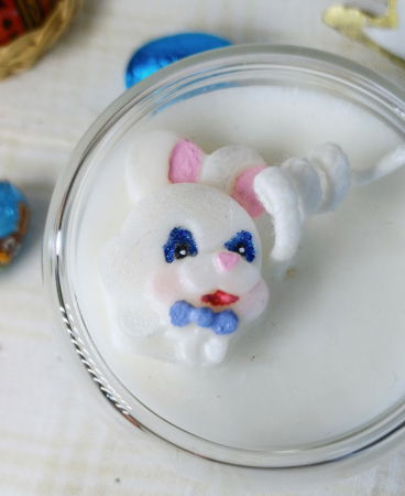 Lumanare albă parfumata de ceară de soia  cu iepuraș în sticlă [4]