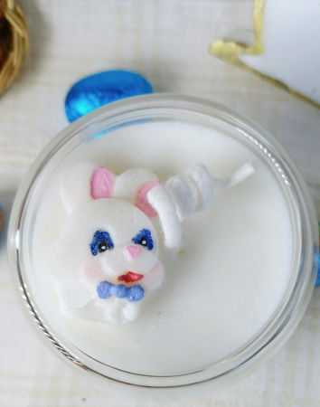 Lumanare albă parfumata de ceară de soia  cu iepuraș în sticlă [2]