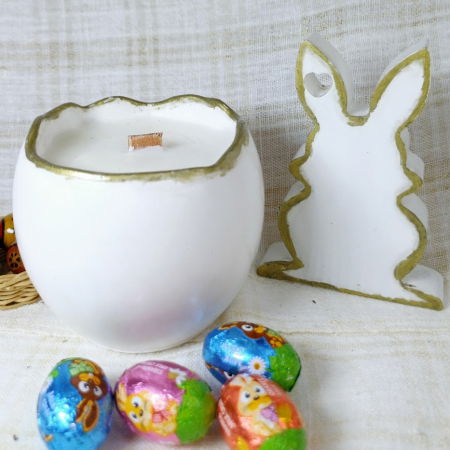 In recipient din ceramica handmade - Ou alba cu lumanare alba din ceara de soia + iepuraș din ceramică handmade
